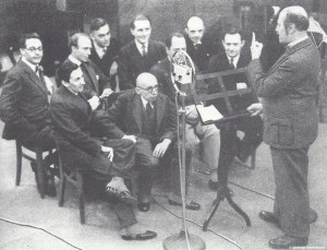 Alfred Kerr lehrt Walter Mehring und andere in der "Schulklasse deutscher Dichter", wie der Hörfunk funktioniert.